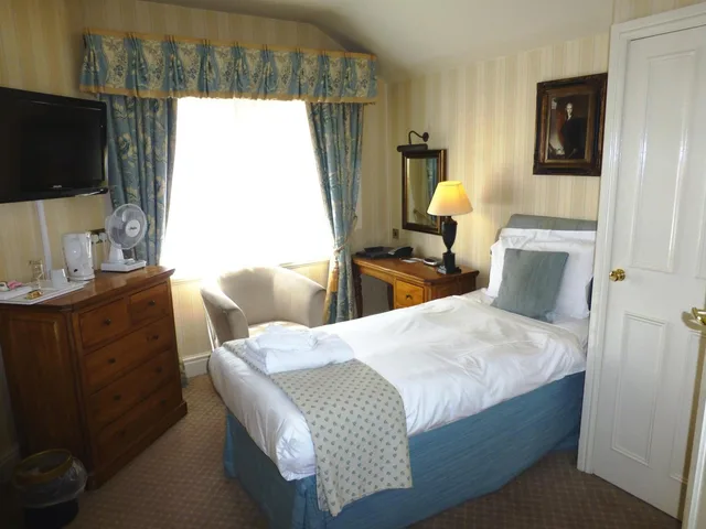 غرفة مفردة، The Bear Hotel 1/3