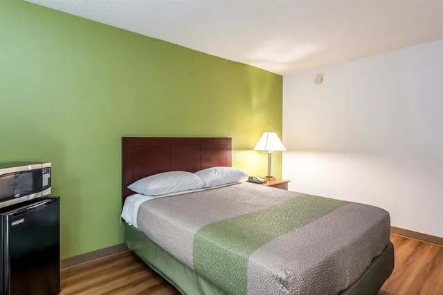 Deluxe, Queen Bed, Accessible, Motel6 Petersburg, VA - Fort Lee 6/10