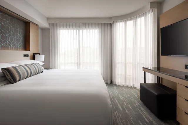 جناح تنفيذي ركني بسرير كينج بإطلالة على المدينة مع أريكة، Vancouver Airport Marriott Hotel 4/10