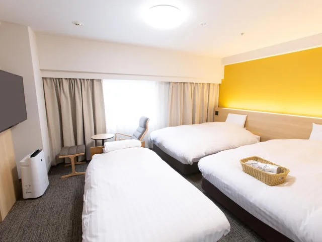 غرفة بريميوم بسرير فردي وسريرين مزدوجين مع سرير إضافي، Toyama Chitetsu Hotel 1/3