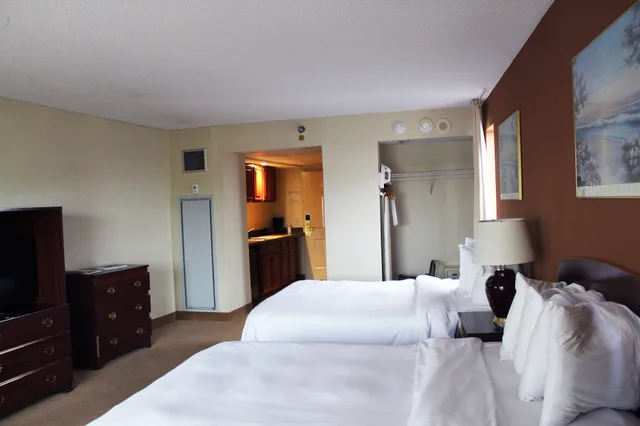 Room, 2 Queen Beds, Partial View، Grand Hotel Ocean City Oceanfront 3/7