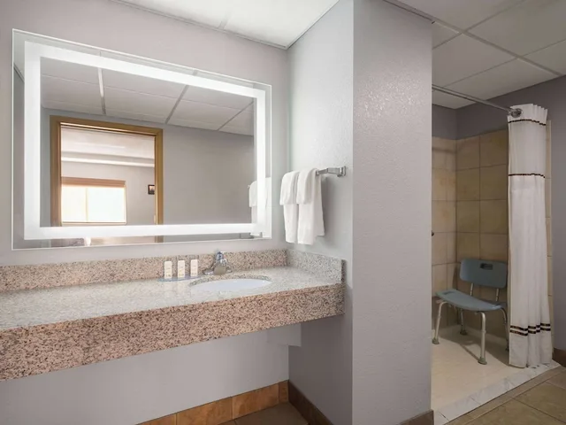 غرفة بسرير كوين لذوي الإعاقة، AmericInn by Wyndham Woodstock IL 3/4