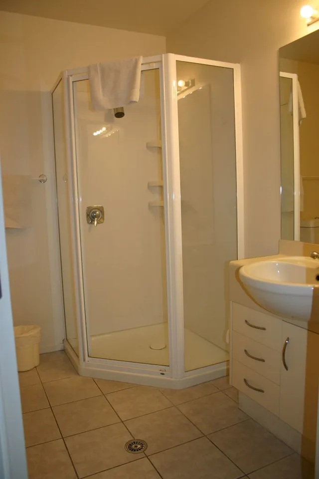 جناح بسرير كوين بغرفة نوم واحدة مع أريكة، Oceanside Resort and Twin Towers 2/2