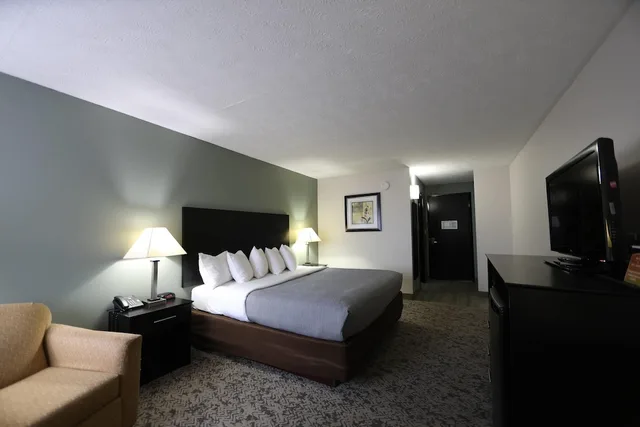 غرفة قياسية بسرير كينج، Quality Inn Suites Mattoon 1/4