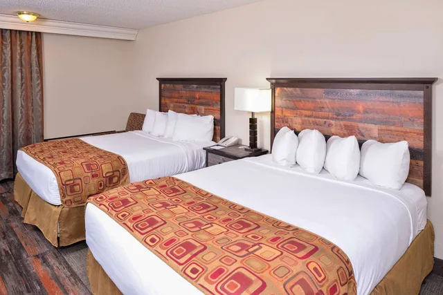 Room, 2 Queen Beds, Pool Side, Balcony، Best Western Kelly Inn 2/6