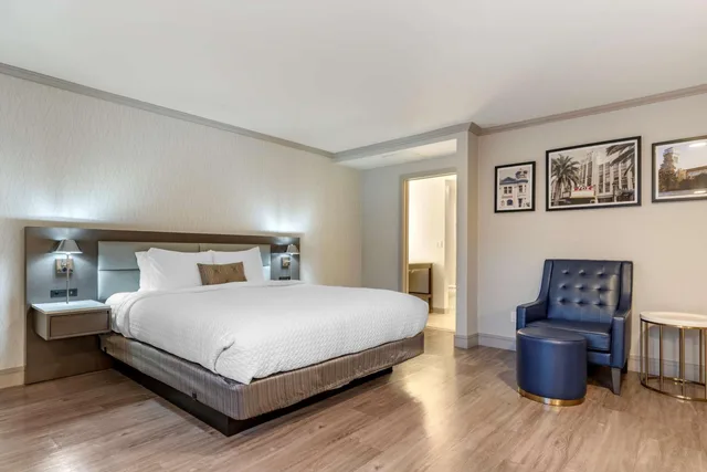 Room, King Bed, Bathtub, Best Western Plus Executive Suites 3/10