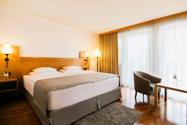 غرفة قياسية بسرير مزدوج أو سريرين منفصلين، Rogner Hotel 2/4