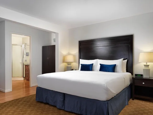 Grand, Dorset, Suite, King Bed، HUNTINGDON MANOR(FORMERLY Huntingdon Hotel & Suites) 2/9