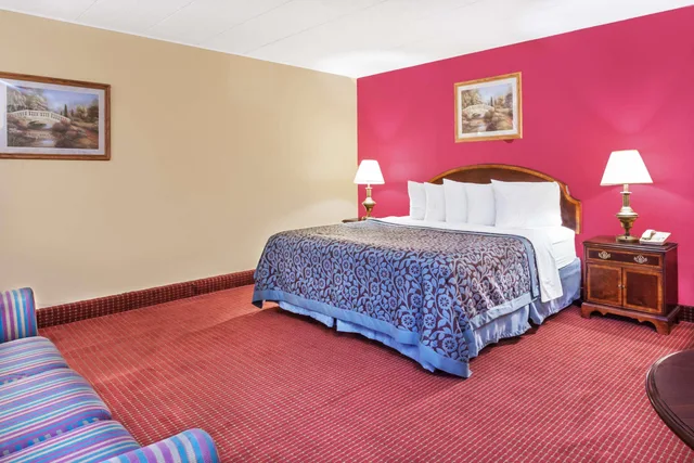 غرفة ثلاثية بسرير كينج، Days Inn by Wyndham Scranton PA 1/5