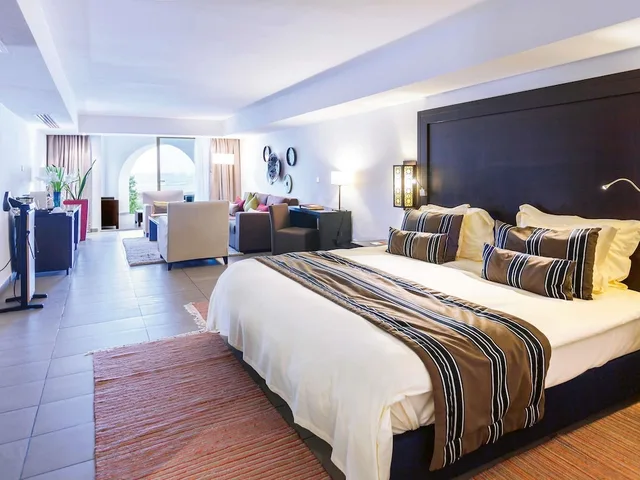 جناح جونيور بسرير كينج بإطلالة على البحر مع أريكة، Movenpick Hotel Gammarth Tunis 1/1