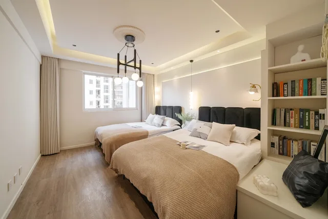 2 Bedrooms, Senior, Apartment, 1 Queen and 2 Double Beds, Bathtub, Book and Bed-People's Square 10/10