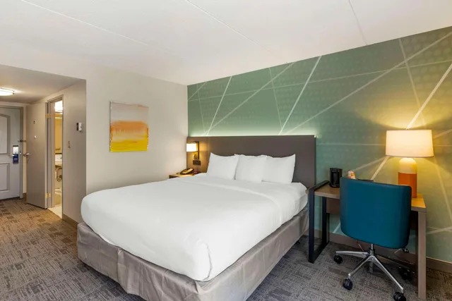 غرفة بسرير مزدوج، Comfort Inn & Suites Watertown - 1000 Islands 1/6