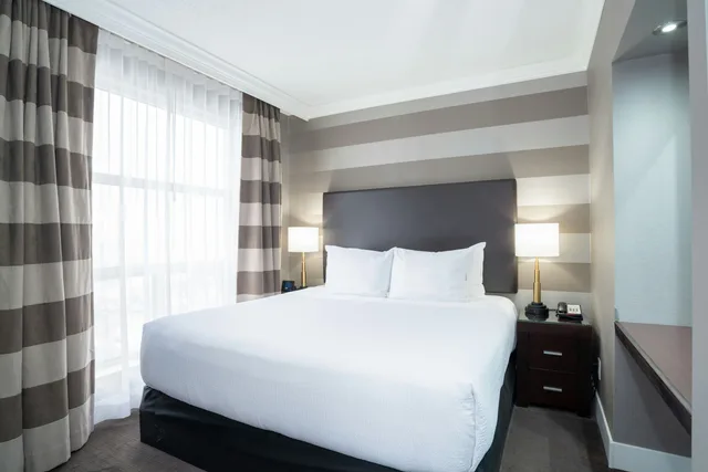جناح بسرير كينج مع أريكة بمطبخ، Sandman Signature Mississauga Hotel 3/9