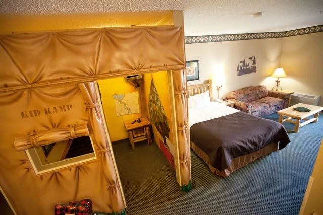 Kids Suite, Queen and Twin Beds, Sofa، Great Wolf Lodge Kansas City 2/4