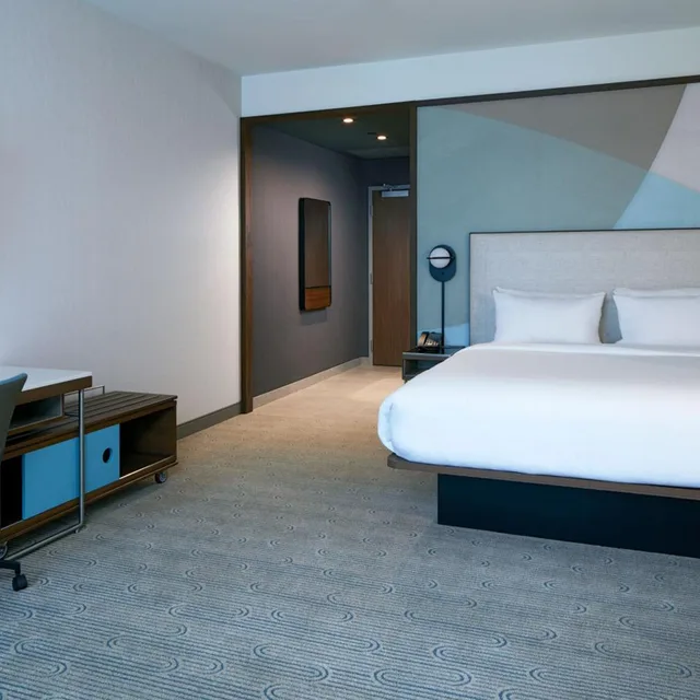 غرفة بسرير كينج بإطلالة على المسبح بشرفة، Courtyard by Marriott Santa Barbara Downtown 4/10