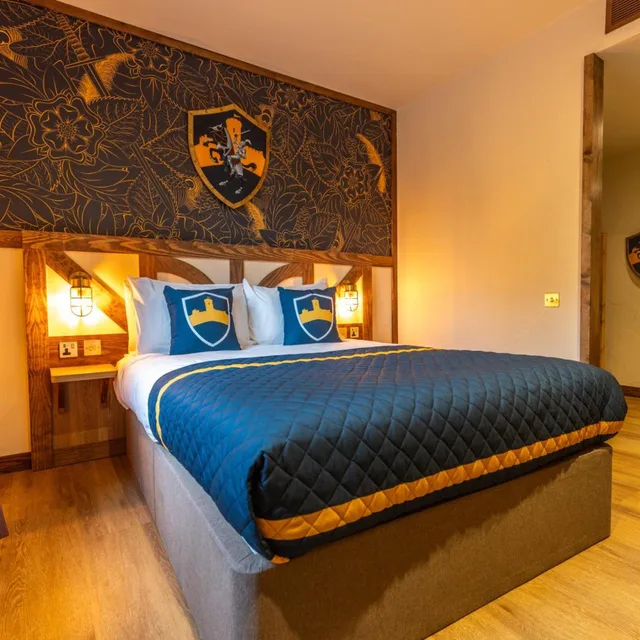 Hotel Room، Warwick Castle 3/6