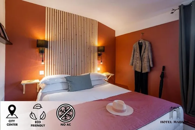 غرفة كلاسيكية بسرير كوين بإطلالة على المدينة، Hotel Madame 1/10