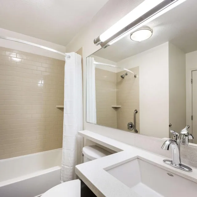 جناح بسرير كوين بغرفة نوم واحدة بحوض استحمام لذوي الإعاقة، Sonesta Simply Suites Chicago O'Hare Airport 6/10