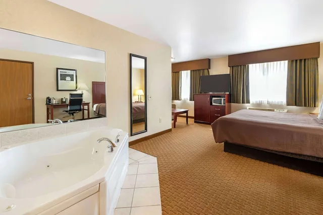 جناح بسرير كينج مع أريكة بحوض جاكوزي، Best Western Wittenberg Inn 3/3