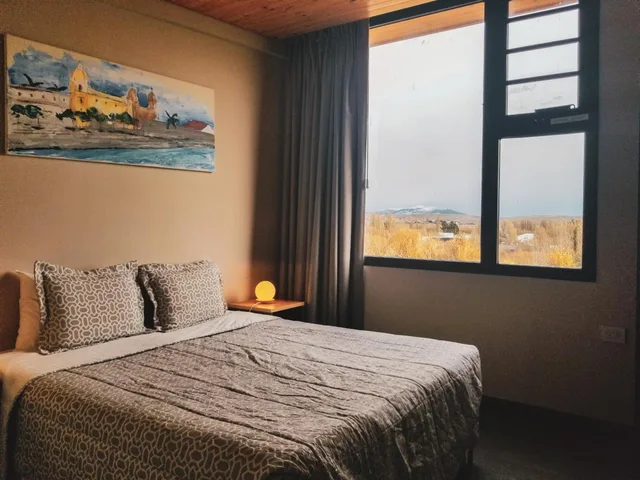 غرفة بسرير مزدوج بإطلالة على الجبل، America Del Sur Hostel el Calafate 4/7