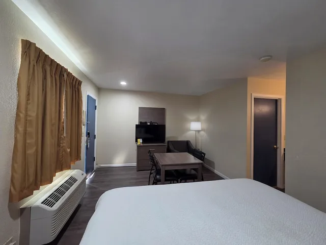 غرفة ديلوكس بسرير كينج، Travelodge by Wyndham Wenatchee 2/10