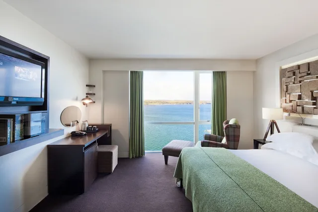 غرفة ديلوكس بسرير كينج بإطلالة على البحر، Cliff House Hotel 1/3