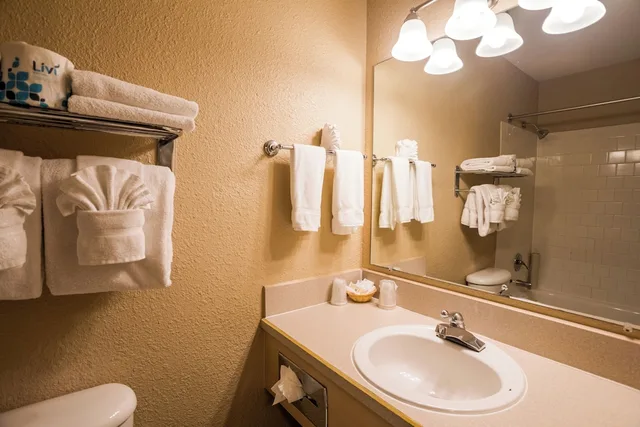 غرفة بسريرين كوين بإطلالة على البحر، Ebb Tide Oceanfront Inn 7/7