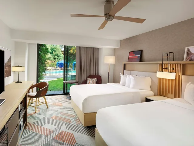 غرفة بسرير كينج بإطلالة على المسبح بشرفة، Hyatt Regency Monterey Hotel and Spa on Del Monte Golf Course 2/7