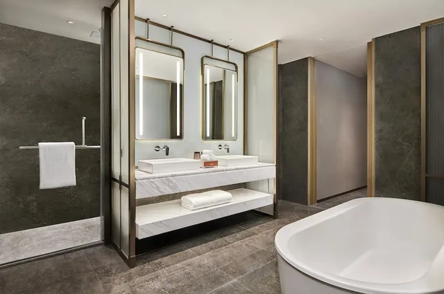 Ambassador, Deluxe, Suite, King Bed, DoubleTree by Hilton Jiangxi Fuzhou 3/4