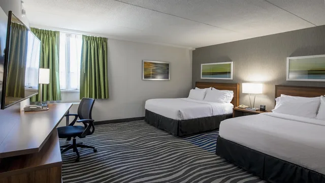 جناح بسرير كينج وسريرين كوين بمنطقة جلوس، Birchwood Inn, BW Premier Collection 1/4