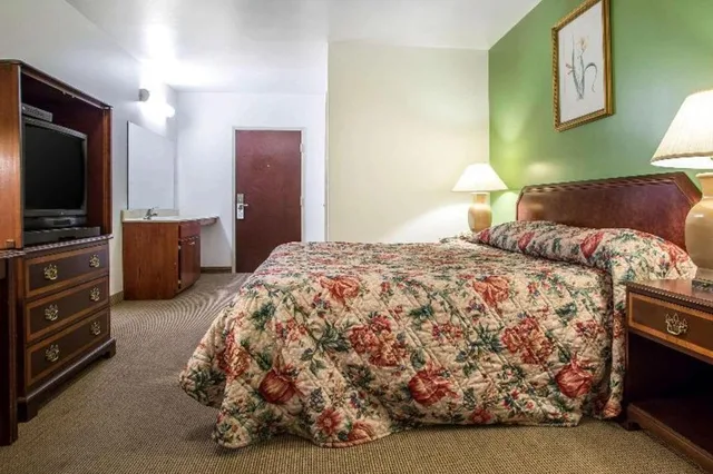 غرفة بسرير كينج لذوي الإعاقة، Passport Inn Paradise PA 4/4