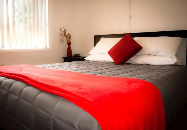 2 Bedrooms, Motel, Suite, Queen and Twin Beds, Kitchenette, Waikanae Beach TOP 10 Holiday Park 2/3