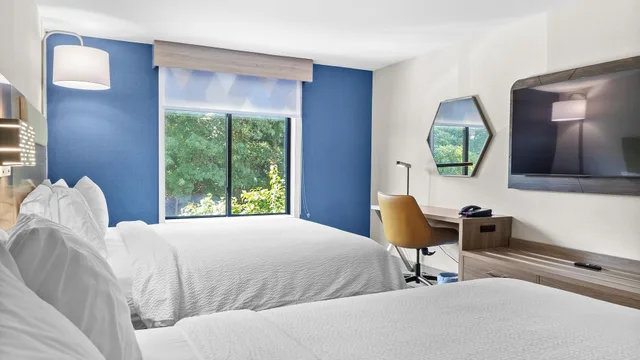 Suite, Multiple Beds, Holiday Inn Express Hotel And Suites Manchester Airport 6/10