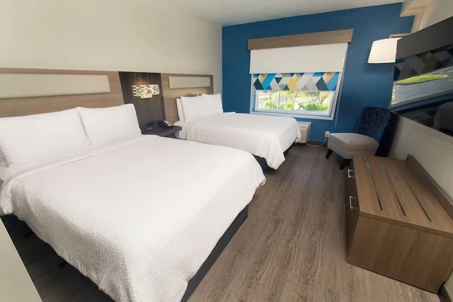 جناح بسريرين كوين، Holiday Inn Express and Suites Cocoa 3/10
