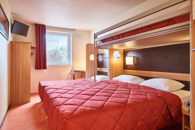 غرفة قياسية بسرير مزدوج وسريرين منفصلين، Hotel Premiere Classe Le Mans Ouest Universite 1/2