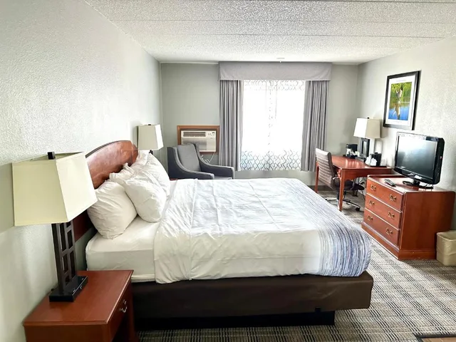 جناح بسرير كينج بحوض جاكوزي، AmericInn & Suites By Wyndham Baraboo Event Center 1/7