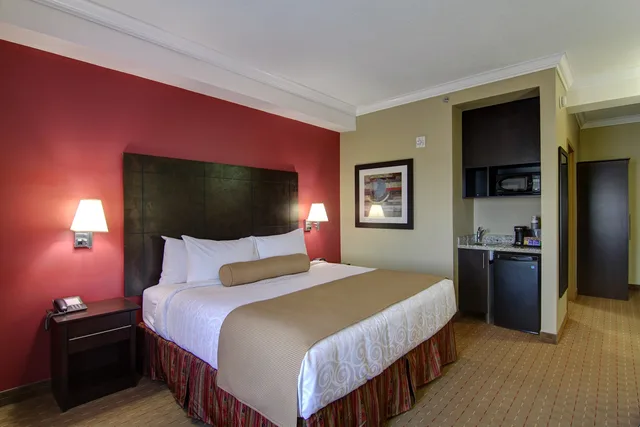 غرفة بسرير كينج، Best Western Plus Bowmanville 1/3