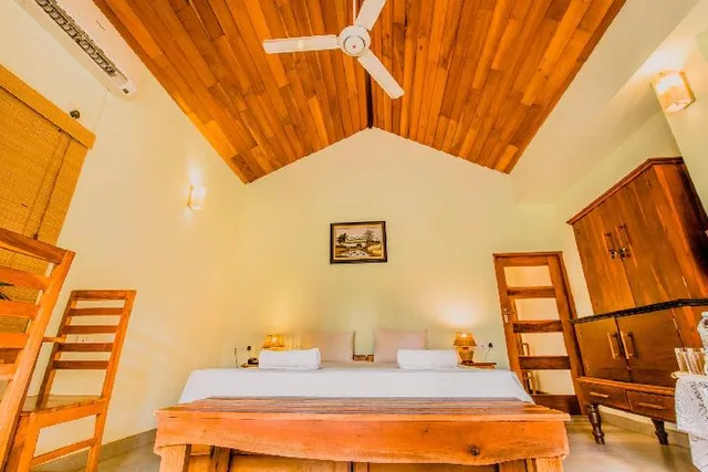 Chalet, King Bed, Sofa, Villa Shade 2/2