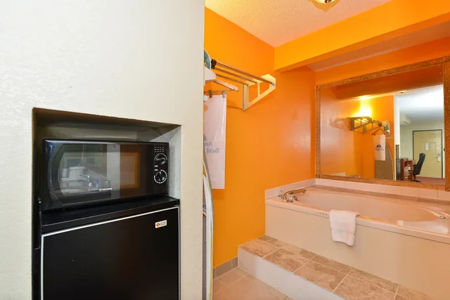 جناح بسرير كينج مع أريكة بحوض جاكوزي للمدخنين، Americas Best Value Inn Brookhaven 4/4