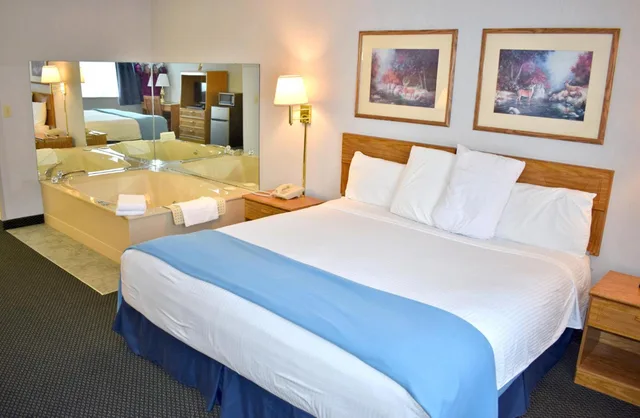 غرفة ديلوكس بسرير كينج بجاكوزي، Americas Best Value Inn Tahquamenon Country 2/7