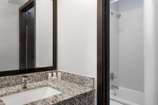 جناح ديلوكس بسرير كينج، Ramada by Wyndham Cedar Rapids South 3/3