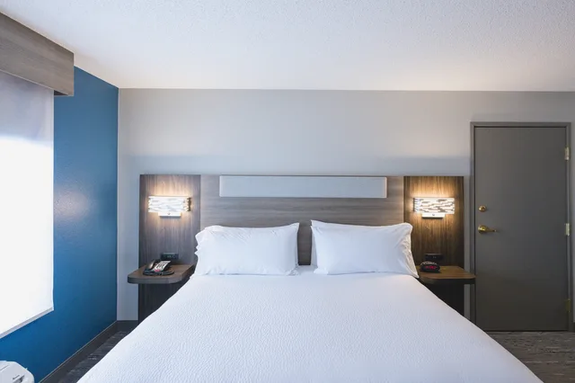 غرفة بسرير كينج لذوي الإعاقة، Holiday Inn Express & Suites Marquette, an IHG Hotel 5/10