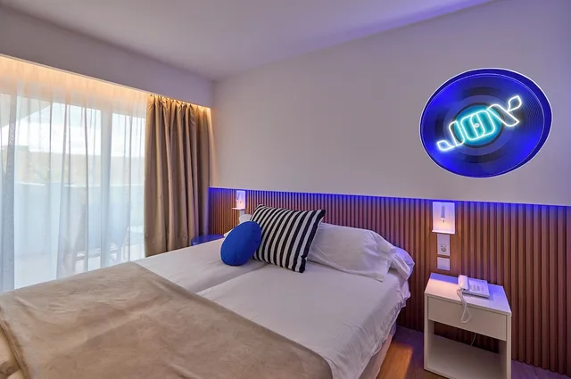 Suite, Twin Beds, Partial Sea View, Side Sea View, Balcony، Universal Hotel Neptuno - Adults Only 1/2