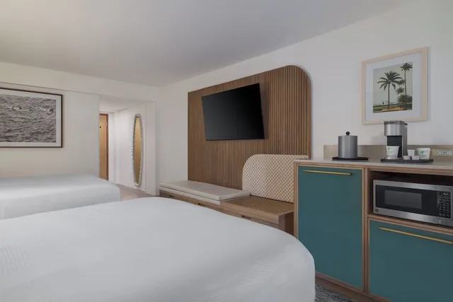 غرفة قياسية بسريرين كوين بإطلالة على المسبح، Holiday Inn Hotel And Suites Virginia Beach North Beach 4/10