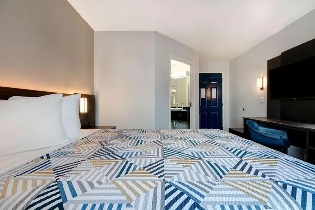 غرفة بسرير كوين لغير المدخنين بمطبخ، Motel6 Pharr, TX 1/5