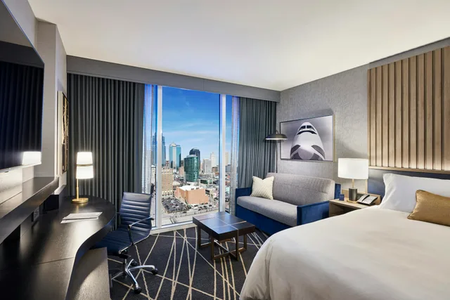 غرفة بريميوم بسرير كينج في طابق مرتفع، Loews Kansas City Hotel 1/1