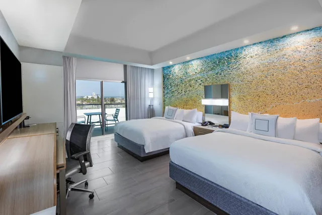 غرفة بسريرين كوين بحوض استحمام لذوي الإعاقة، Courtyard by Marriott South Padre Island 2/2