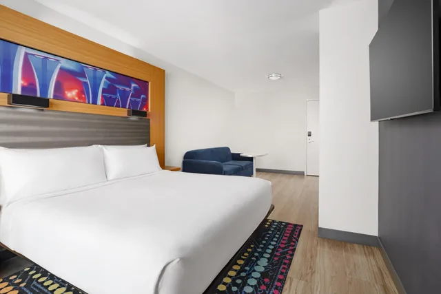 Aloft, Suite, King Bed, City View, Sofa, Balcony, High Floor, Aloft Miami Brickell 1/3