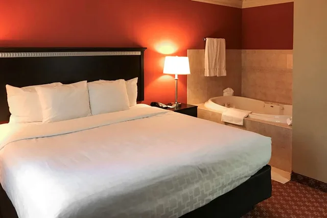 غرفة بسرير كينج، Clarion Hotel & Conference Center Toms River 2/6