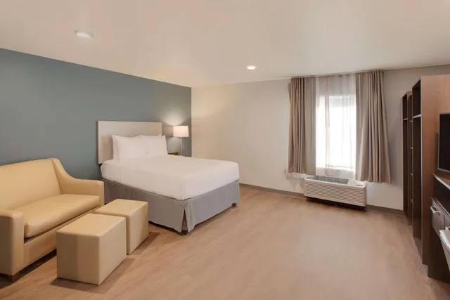 غرفة بسرير كوين مع أريكة، WoodSpring Suites Houston Northwest 2/4